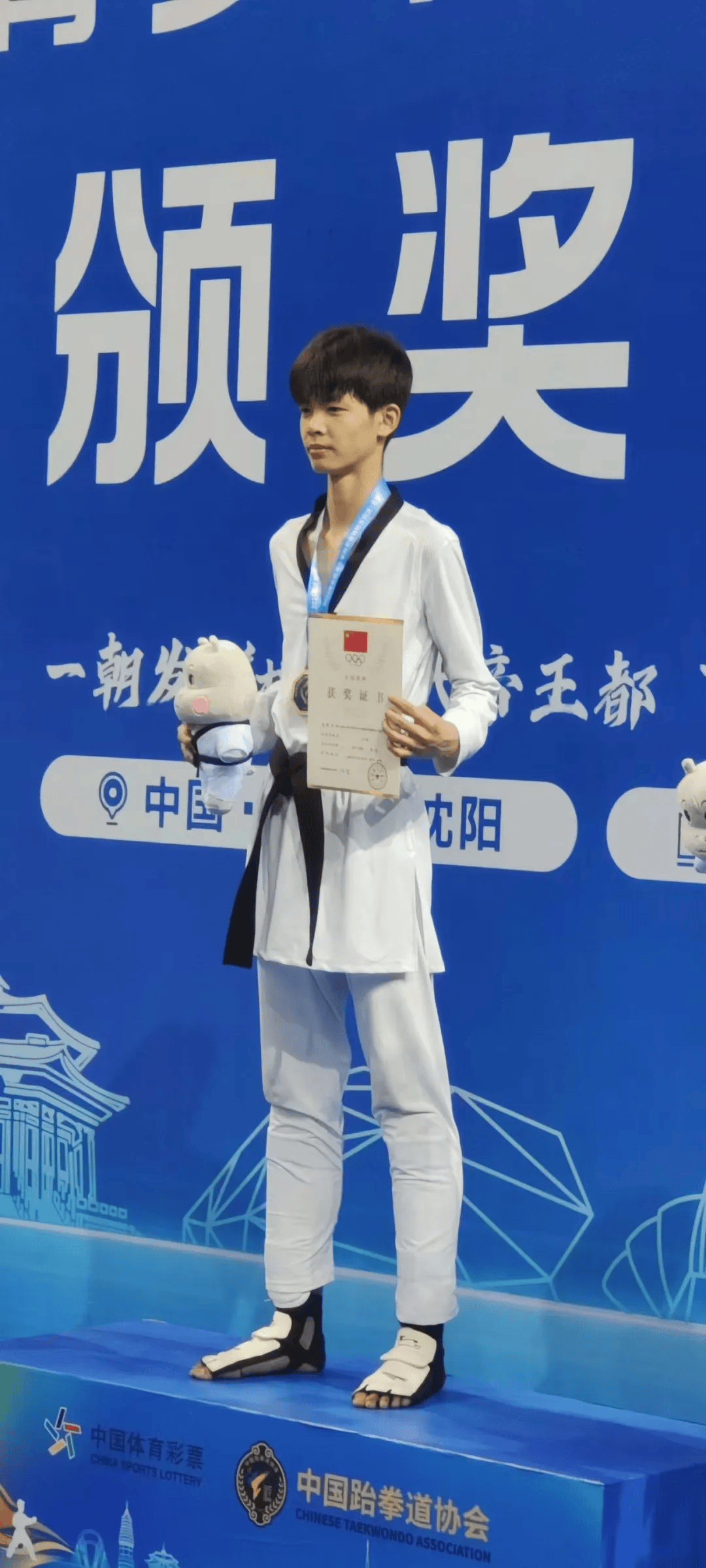  小组赛巅峰对决！江畔烈马队守住胜果庐州风暴队，跆拳道赛场再起波澜；快速转换撕裂防线